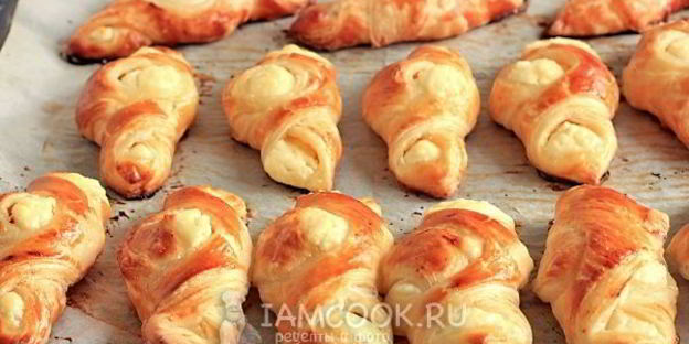 пирожки из слоеного теста с творогом