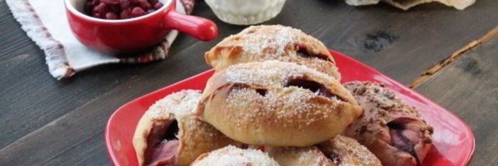 Пирожки на молоке с вишней