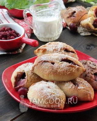 Пирожки на молоке с вишней