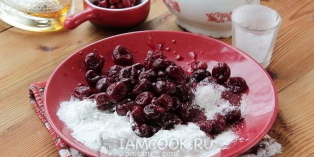 пирожки на молоке с вишней