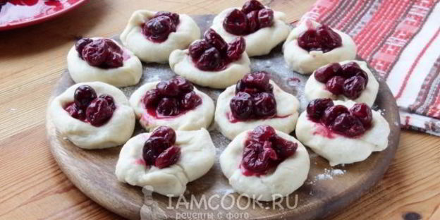 пирожки на молоке с вишней