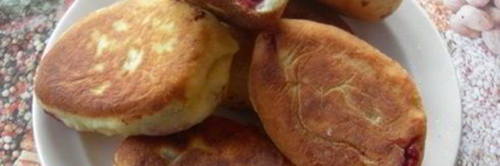 Пирожки с вишней на сковороде