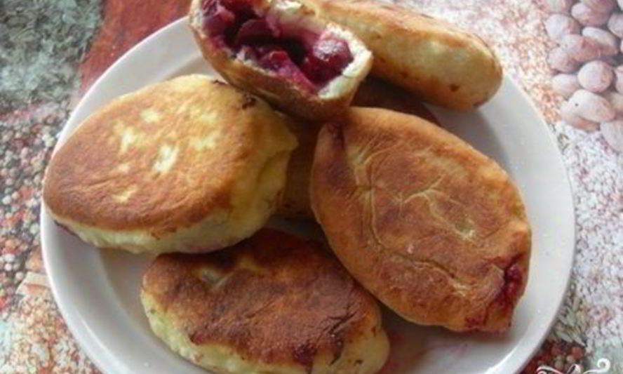 Рецепт пирожков с вишней на сковороде