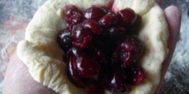 пирожки с вишней на сковороде