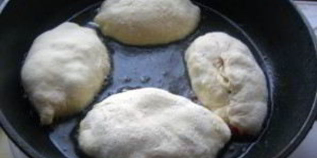 пирожки с вишней на сковороде