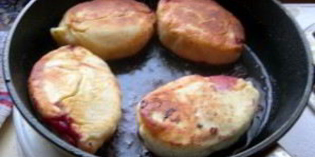 пирожки с вишней на сковороде