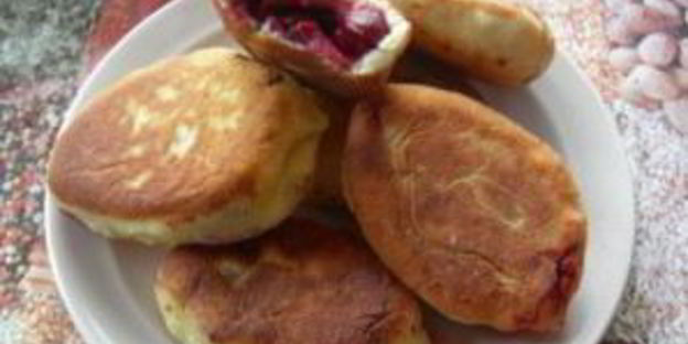 пирожки с вишней на сковороде