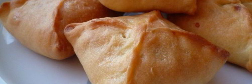 Пирожки с вкусом пиццы из ленивого дрожжевого теста