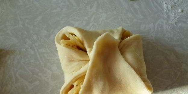 пирожки с вкусом пиццы из ленивого дрожжевого теста