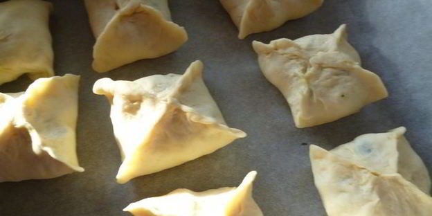 пирожки с вкусом пиццы из ленивого дрожжевого теста