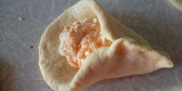 пирожки с вкусом пиццы из ленивого дрожжевого теста