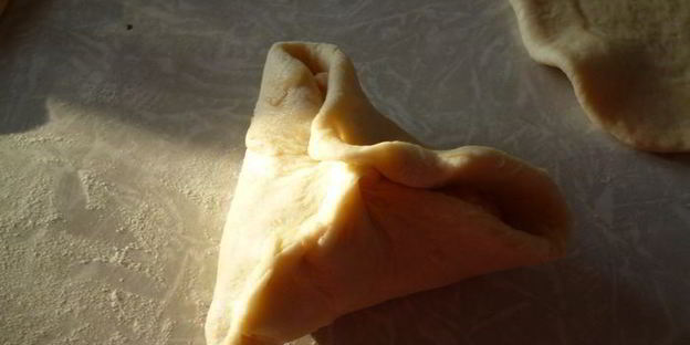 пирожки с вкусом пиццы из ленивого дрожжевого теста