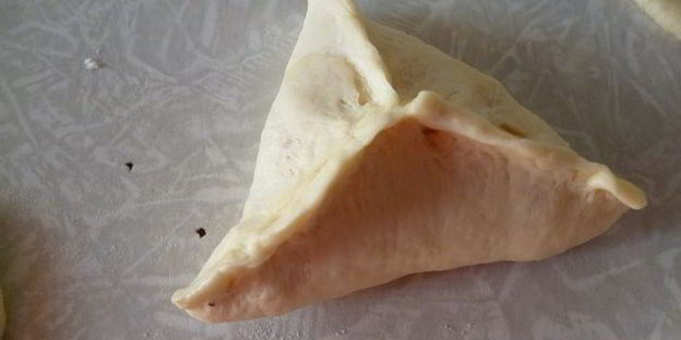 пирожки с вкусом пиццы из ленивого дрожжевого теста