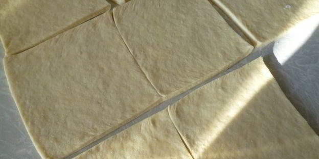 пирожки с вкусом пиццы из ленивого дрожжевого теста