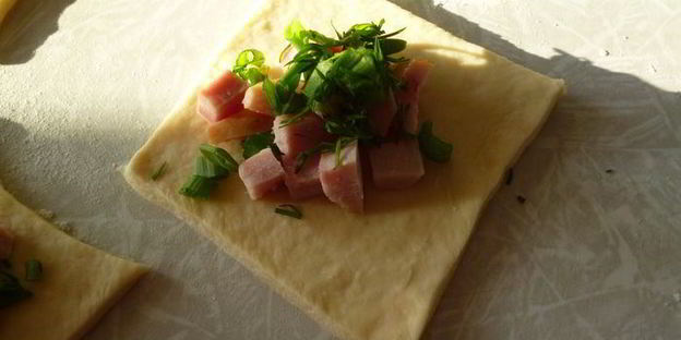 пирожки с вкусом пиццы из ленивого дрожжевого теста