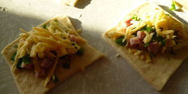 пирожки с вкусом пиццы из ленивого дрожжевого теста