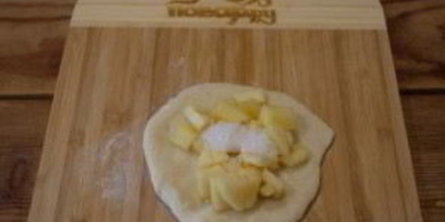 пирожки с яблоком из дрожжевого теста