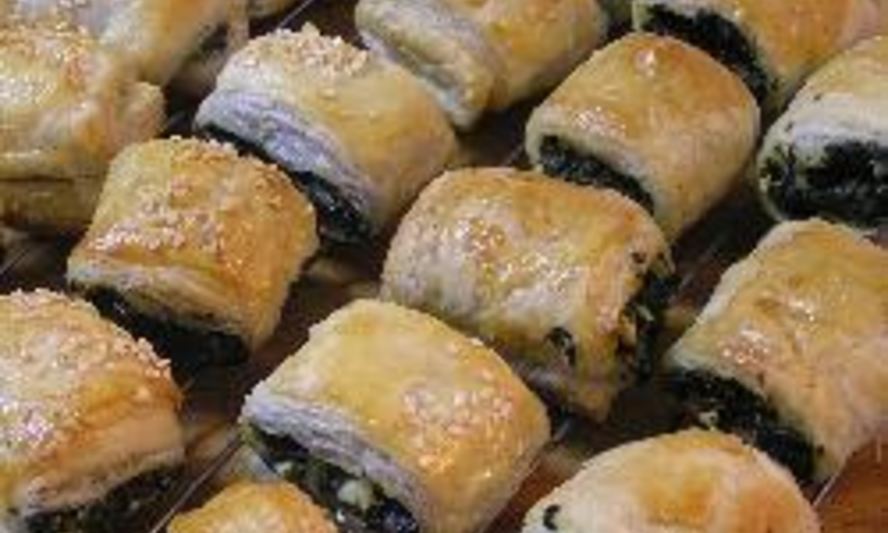 Рецепт пирожков со шпинатом и фетой из слоеного теста