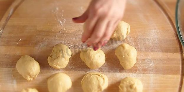 сладкие пирожки из дрожжевого теста с яблоками и тыквой