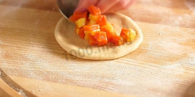 сладкие пирожки из дрожжевого теста с яблоками и тыквой