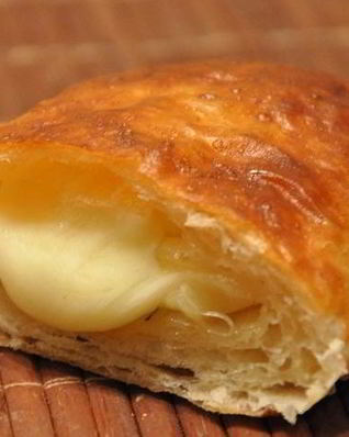 Слоеные пирожки с сыром