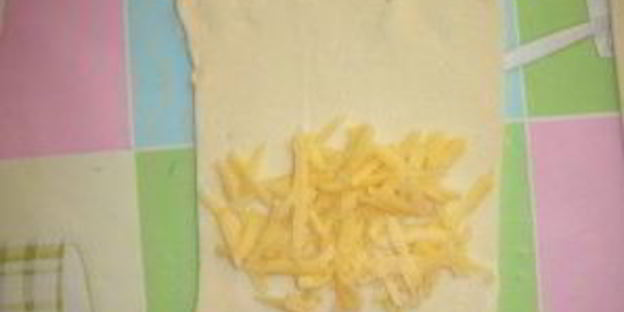 слоеные пирожки с сыром