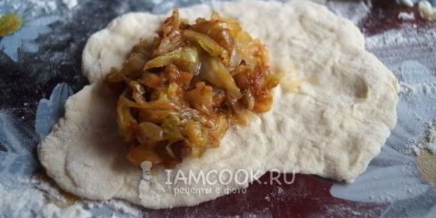 жареные пирожки с капустой