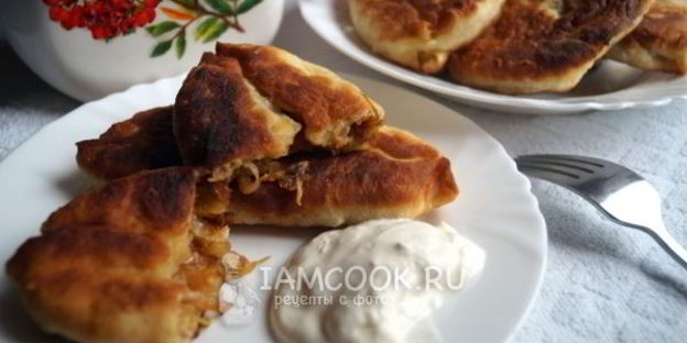 жареные пирожки с капустой