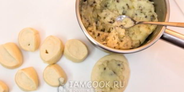 жареные пирожки с картофелем и грибами