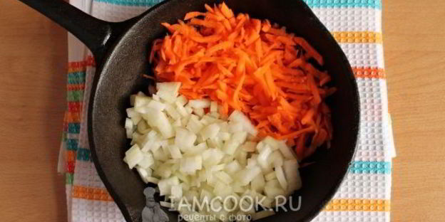 жареные пирожки с квашеной капустой