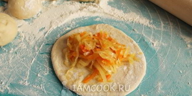 жареные пирожки с квашеной капустой