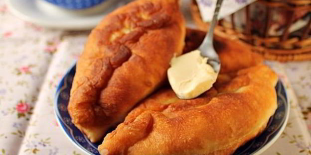 жареные пирожки с квашеной капустой