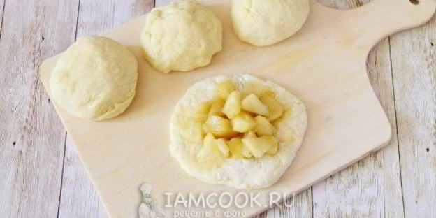 жареные пирожки с яблоками
