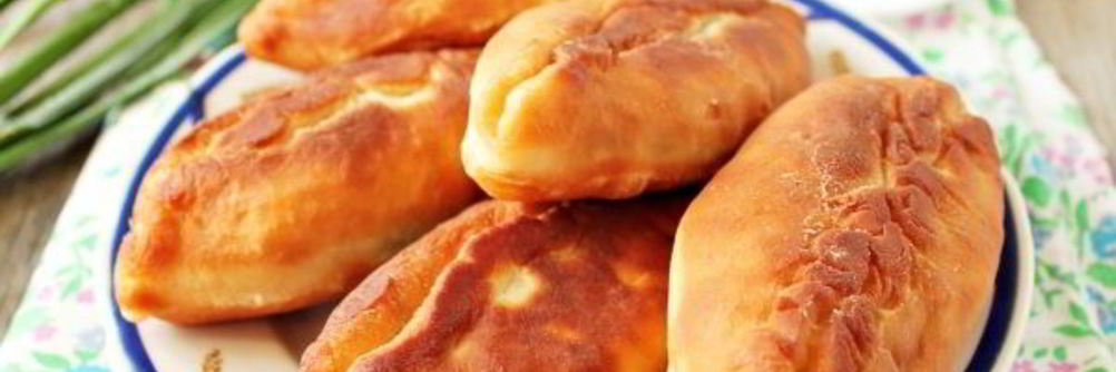 Жареные пирожки с зеленым луком и яйцом