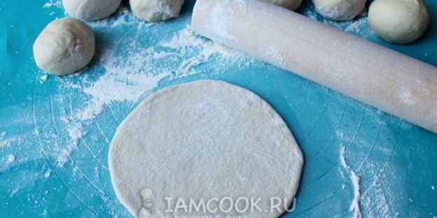 жареные пирожки с зеленым луком и яйцом