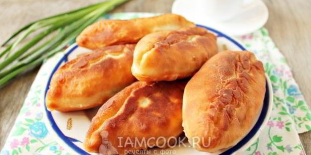 жареные пирожки с зеленым луком и яйцом