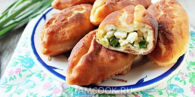 жареные пирожки с зеленым луком и яйцом