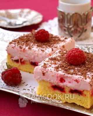 Бисквитное пирожное с малиной и сливками