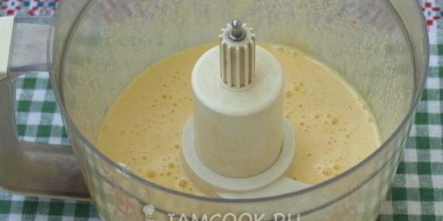 бисквитное пирожное с малиной и сливками