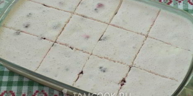 бисквитное пирожное с малиной и сливками