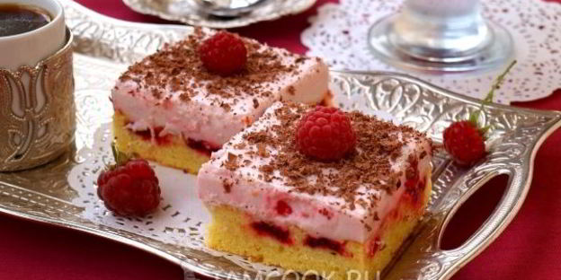 бисквитное пирожное с малиной и сливками