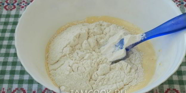 бисквитное пирожное с малиной и сливками