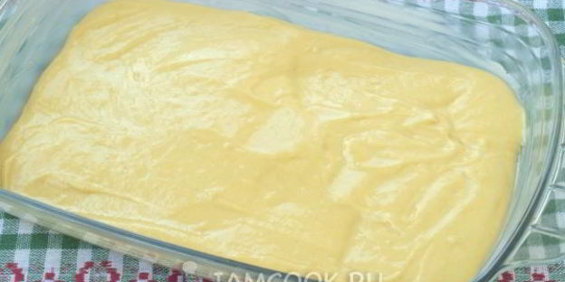 бисквитное пирожное с малиной и сливками