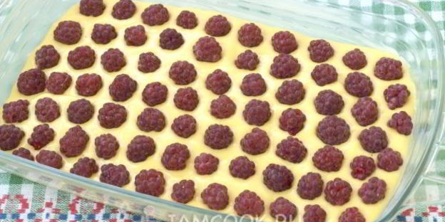 бисквитное пирожное с малиной и сливками