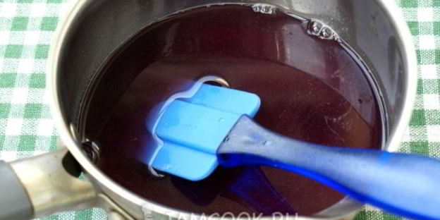 бисквитное пирожное с малиной и сливками