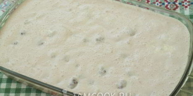 бисквитное пирожное с малиной и сливками