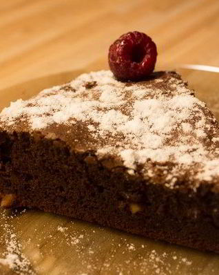 Брауни из горького шоколада с орехами