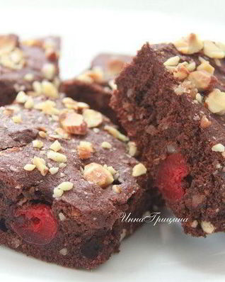 Брауни с вишней и миндалем
