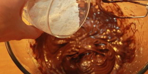 брауни с вишней и миндалем