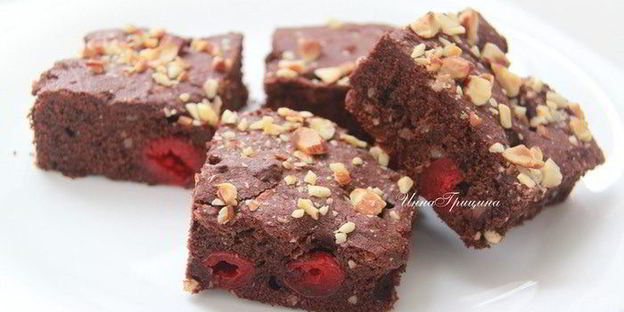 брауни с вишней и миндалем